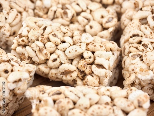 Fototapeta 한국음식 고소하고 달콤한 밀보리 강정