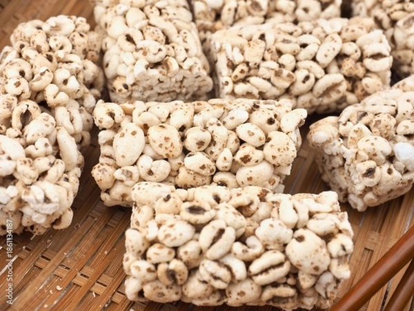 Obraz 한국음식 고소하고 달콤한 밀보리 강정