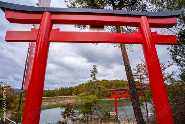 Obraz 八大龍王、岡山市、鳥居、パワースポット、風景、歴史、名所、神社、観光地、日本、観光、神社仏閣、参道、自然、境内、観光名所、岡山県、岡山、参拝、龍王池、池