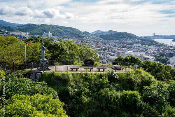 Obraz 風頭公園展望台から見るの坂本龍馬像と長崎市の街並み