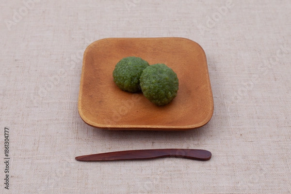 Fototapeta よもぎおはぎ 日本の和菓子 テーブル