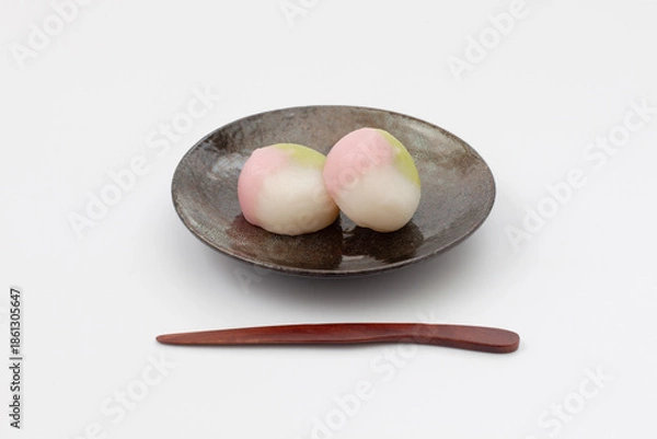 Fototapeta 三色団子 日本の和菓子 白背景