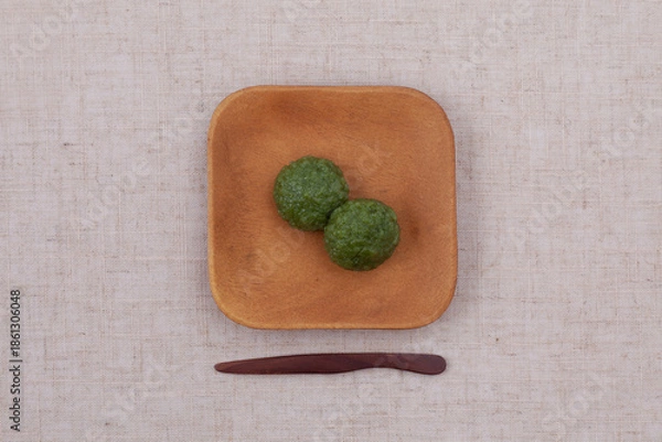 Fototapeta よもぎおはぎ 日本の和菓子 テーブル