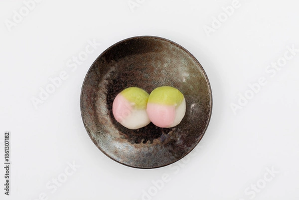 Fototapeta 三色団子 日本の和菓子 白背景