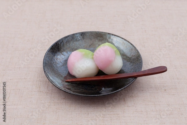 Fototapeta 三色団子 日本の和菓子 テーブル