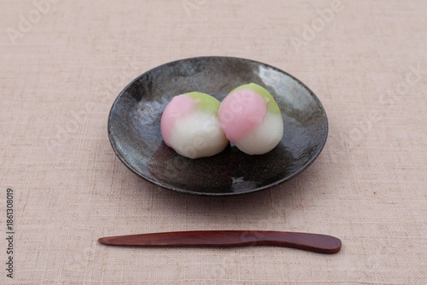Fototapeta 三色団子 日本の和菓子 テーブル