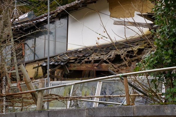 Fototapeta 老朽化が進んだ限界集落の廃屋