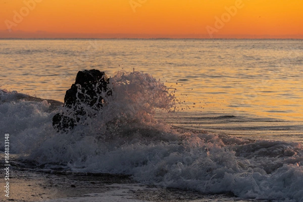 Obraz 岩に打ち付ける波