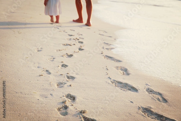 Fototapeta matka i córka na plaży, pozostawiając ślad na piasku