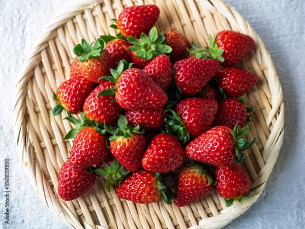 Obraz 旬の輝き！新鮮な採れたて完熟苺