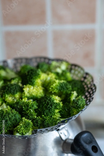 Obraz  Steaming Broccoli in Metal Steamer
