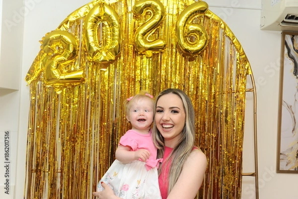 Obraz mulher celebra com bebe 2026 dourado 