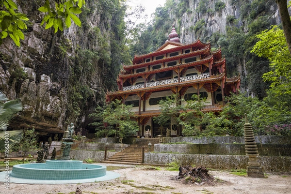 Fototapeta Abundant Temple in Sam Poh Tong, Ipoh, Malaysia - Sam Poh Tong is a famous cave temple located in Gunung Rapat, about 5km south of Ipoh..