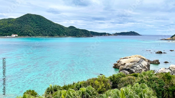 Fototapeta エメラルドグリーンに広がる絶景の海 沖縄 渡嘉敷島