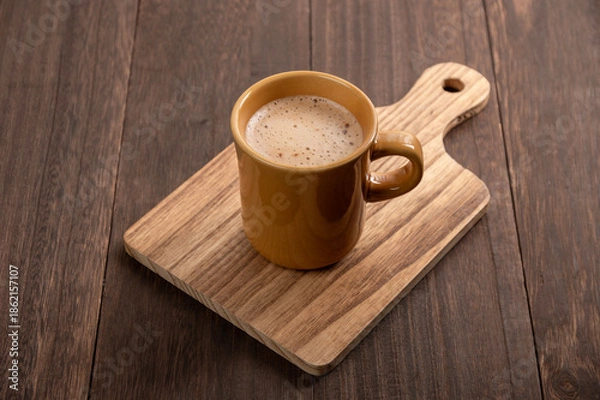 Obraz 冬の午後のティータイムに楽しむ温かいカフェラテと木のぬくもり