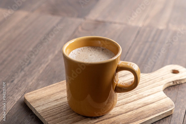 Obraz 冬の午後のティータイムに楽しむ温かいカフェラテと木のぬくもり