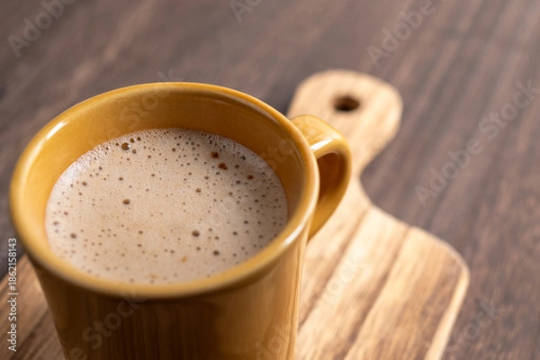 Obraz 冬の午後のティータイムに楽しむ温かいカフェラテと木のぬくもり