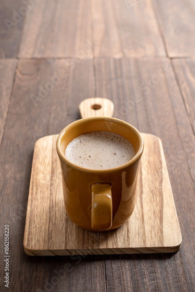 Obraz 冬の午後のティータイムに楽しむ温かいカフェラテと木のぬくもり