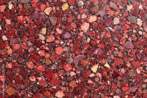 Obraz 赤色の石の模様が見える地面の表面
