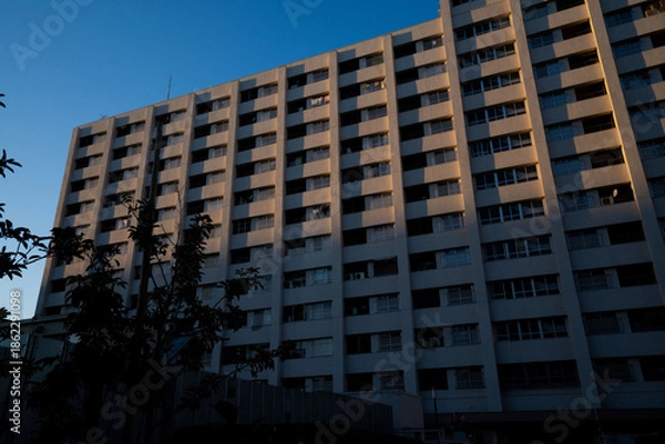 Fototapeta 昭和に建てられた鉄筋の高層住宅、高度経済成長に建てられたアパートメント