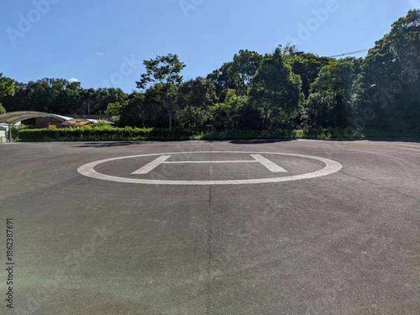 Obraz アスファルトの路面のヘリコプター着陸用のヘリポートのサイン