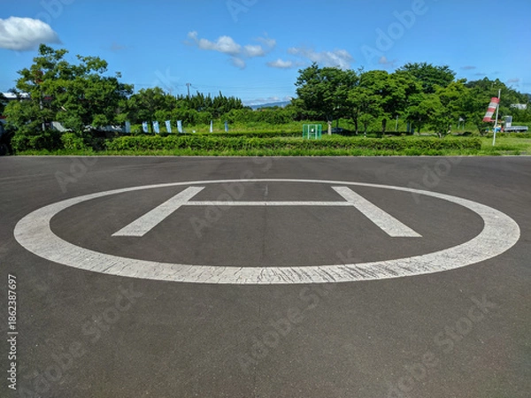 Obraz アスファルトの路面のヘリコプター着陸用のヘリポートのサイン