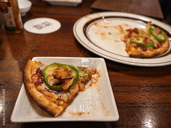 Obraz 取り皿に取り分けた熱々ミックスピザ