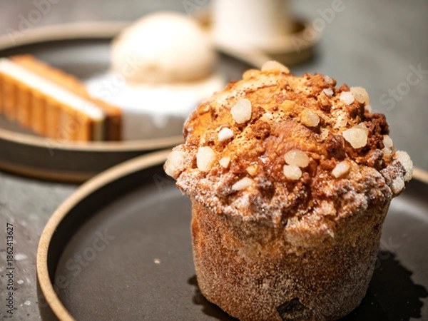 Obraz 優雅なひと時、カフェのシュガーブリオッシュ