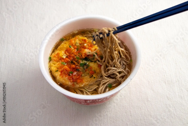 Obraz 天ぷらを乗せたカップ麺の蕎麦