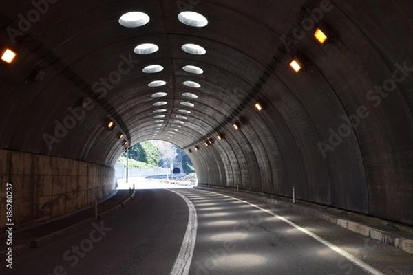 Fototapeta シェルター ／ 山形県鶴岡市の海岸に建造されている「油戸シェルター」です。すぐ横が海なので、風や波除けの役目を果たします。また冬期間は、雪から防護するために設置されたシェルターです。