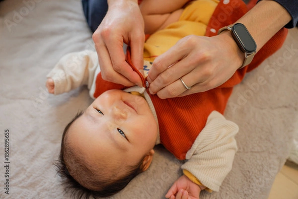 Fototapeta お着替えをする赤ちゃん