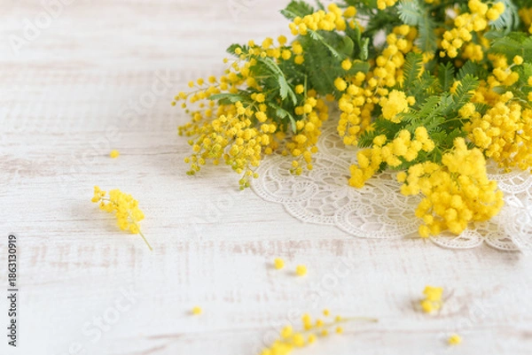 Obraz テーブルに置かれたミモザの花とレース