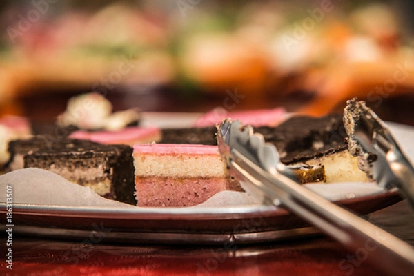 Obraz sweet cakes on a plate, on a wooden background