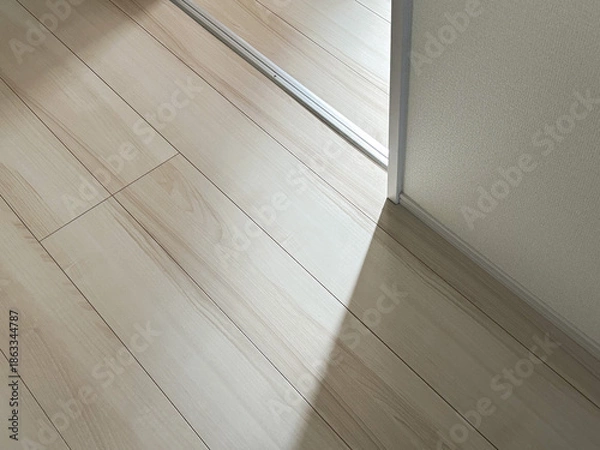 Obraz 床に当たるドアの外から差し込んだ太陽の光