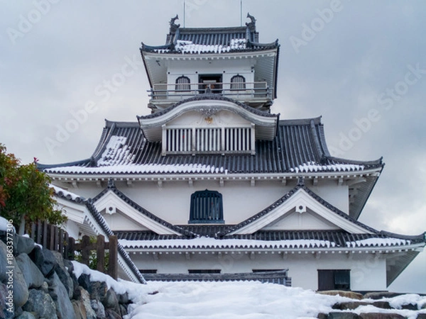 Obraz 長浜市の冬の積雪の季節の豊公園から見える美しい雪化粧の長浜城