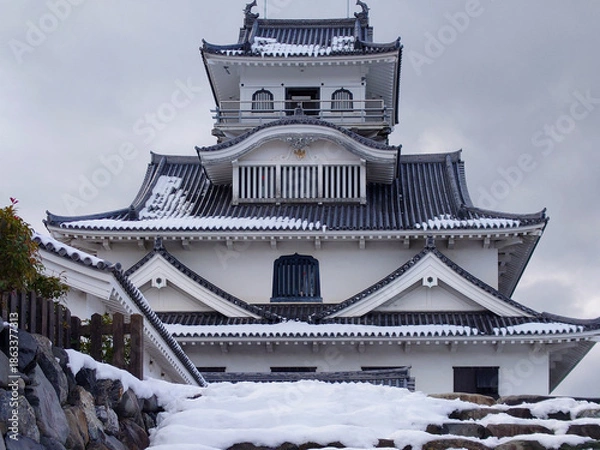 Obraz 長浜市の冬の積雪の季節の豊公園から見える美しい雪化粧の長浜城