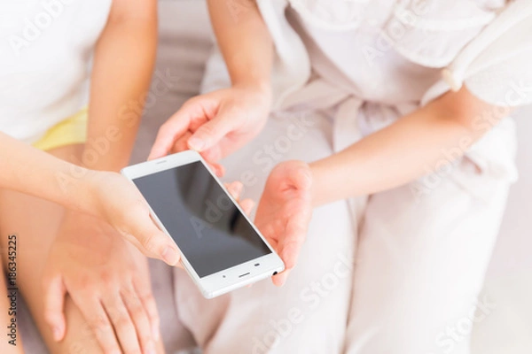 Fototapeta 親子とスマホ　手元