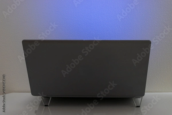 Obraz サイバーセキュリティをイメージした深夜のコンピューター