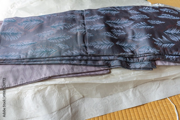 Fototapeta 畳の上に複数枚の重ねた着物