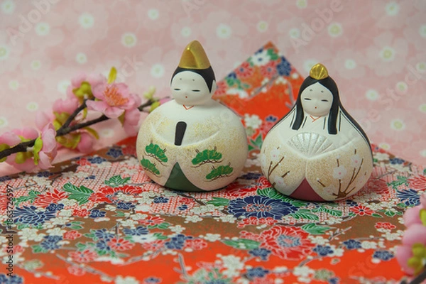 Obraz 和柄背景に並ぶ親王雛のひな祭り飾り
