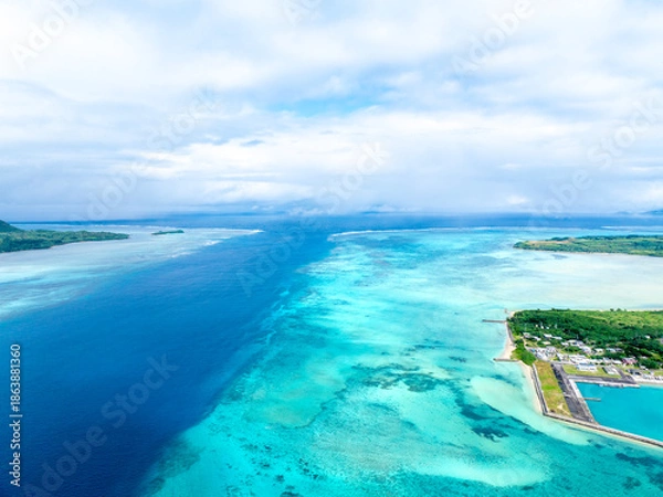 Obraz ヨナラ水道（沖縄県竹富町）※右側が小浜島