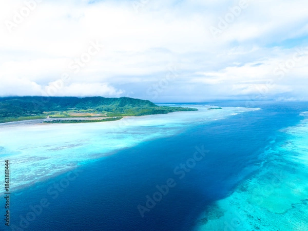 Obraz ヨナラ水道（沖縄県竹富町）※左側が西表島