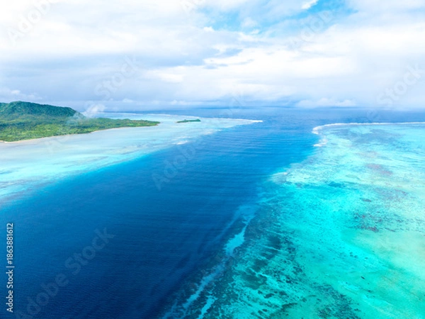 Obraz ヨナラ水道（沖縄県竹富町）※左側が西表島