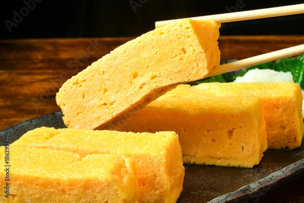 Obraz だし巻き卵を持ち上げる