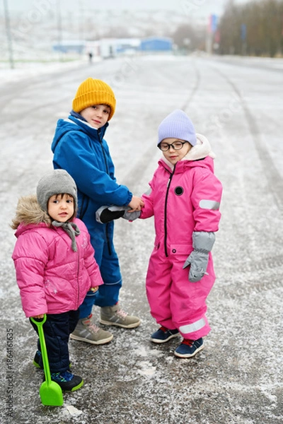 Obraz three siblings on winter day