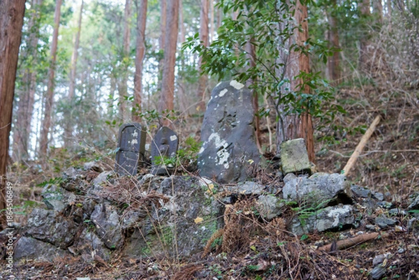 Obraz 日本：ハイキングコースの石造物／埼玉県越生町・1月