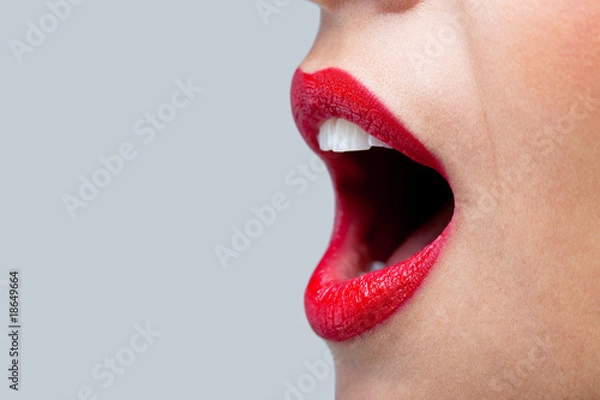 Fototapeta Womans usta szeroko otwarte z czerwoną szminką.