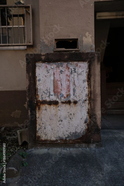 Fototapeta 古い共同住宅のゴミ集積所、ダストシュートの扉