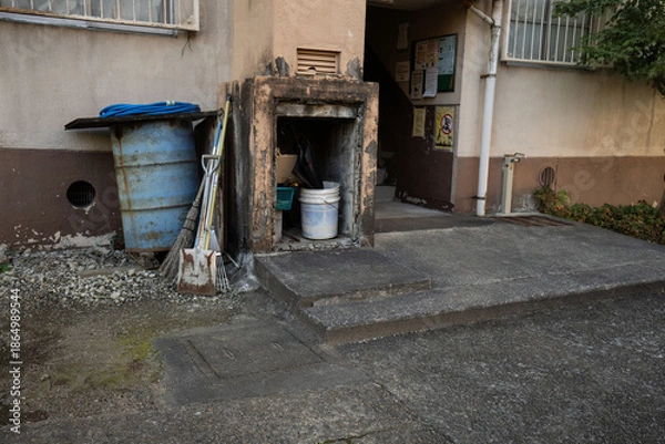 Fototapeta 古い共同住宅のゴミ集積所、ダストシュートの扉