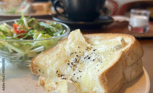 Obraz チーズたっぷりトーストとサラダの朝食